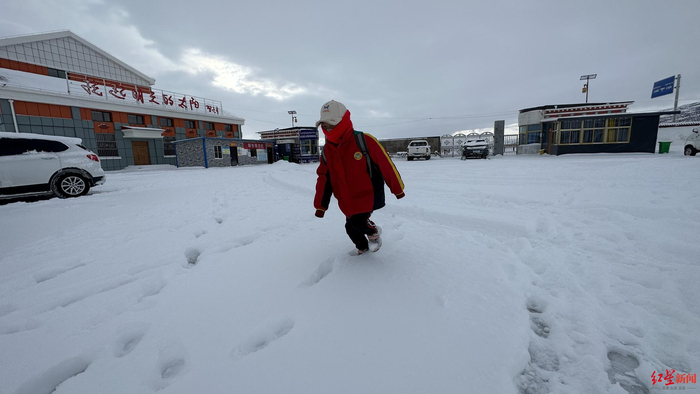 ↑冬天里，学校里的积雪很深