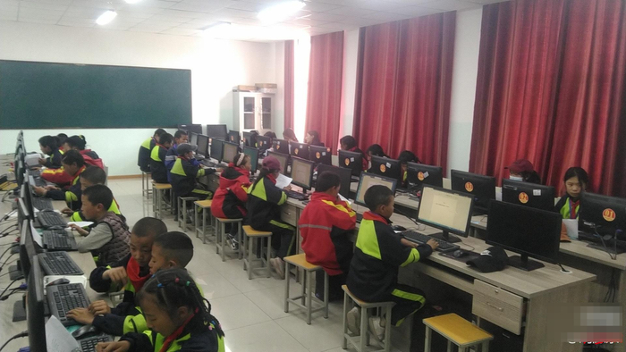 ↑孩子们在上计算机课