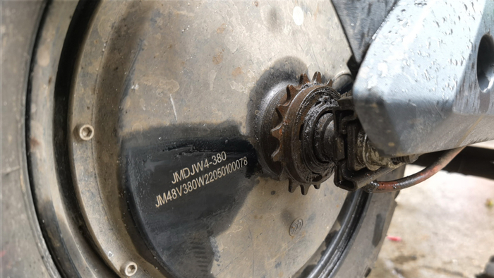 　　租赁的电动自行车后轮电机上印有“48V380W”。蒙健 摄