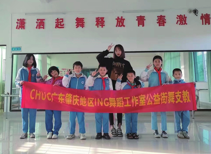 廖婉婷（后排中）和孩子们在一起