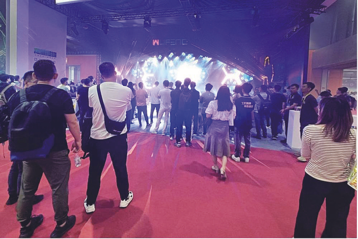     观众现场欣赏“音乐秀”