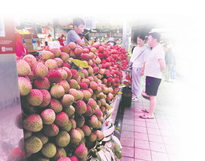     荔枝上市，市民少量购买尝尝鲜