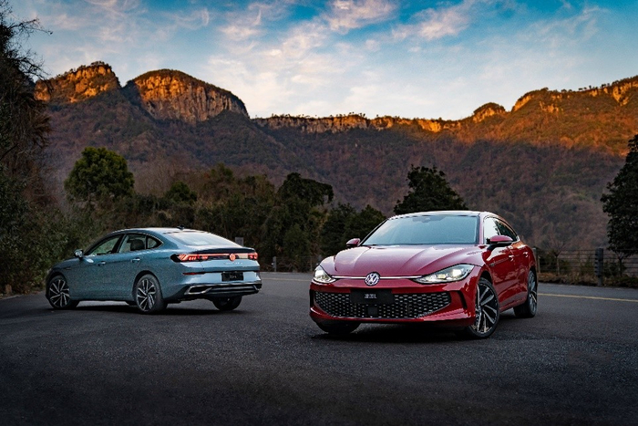 驾驶拥有专属车色的轿跑上汽大众凌渡L，走进美丽壮观的山间风光，辣车与迷人景致相得益彰，无疑是一种非常惬意的体验。