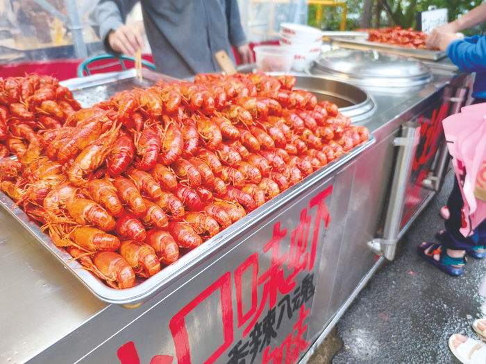     餐饮摊把小龙虾整齐地摆放在摊位上    本报记者 苏昭宇 摄