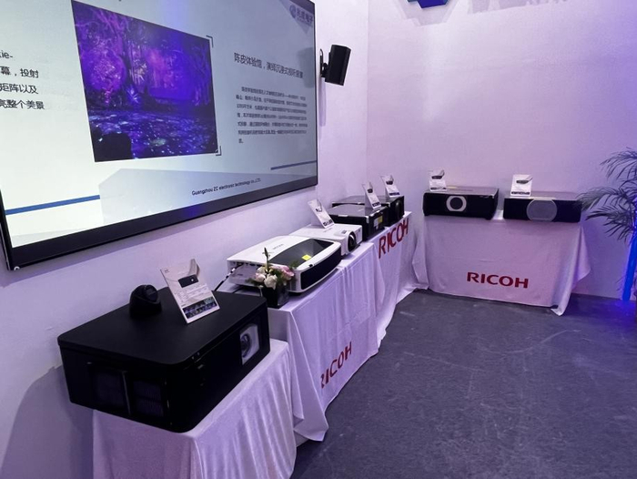 这款新品保留了理光一贯的高亮度、长寿命多模激光光源，灵活的安装角度和智能控制等优点，还有很多让人眼前一亮的升级设计：