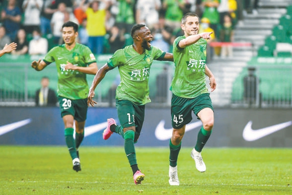 　　阿代米（右）庆祝进球。本报记者 潘之望 摄