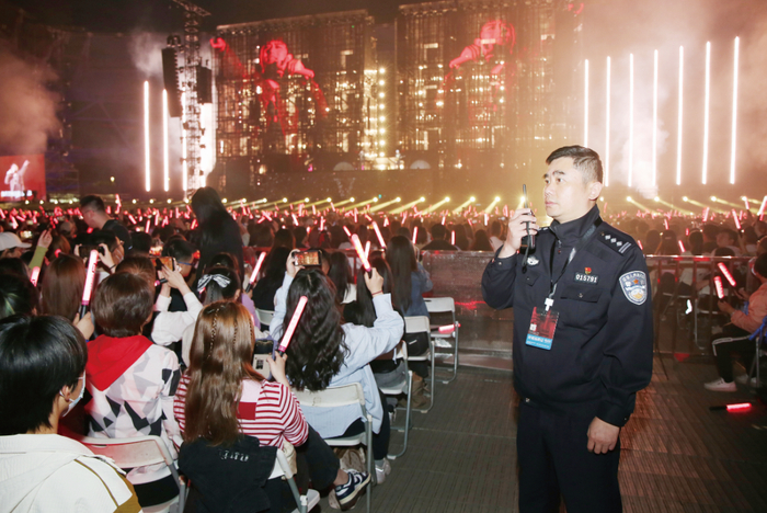 朱锐在演唱会现场执勤。陈龙 摄