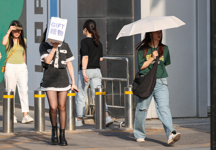 ↑5月15日，北京最高气温超过34℃，迎来今年首个高温日。图据IC photo
