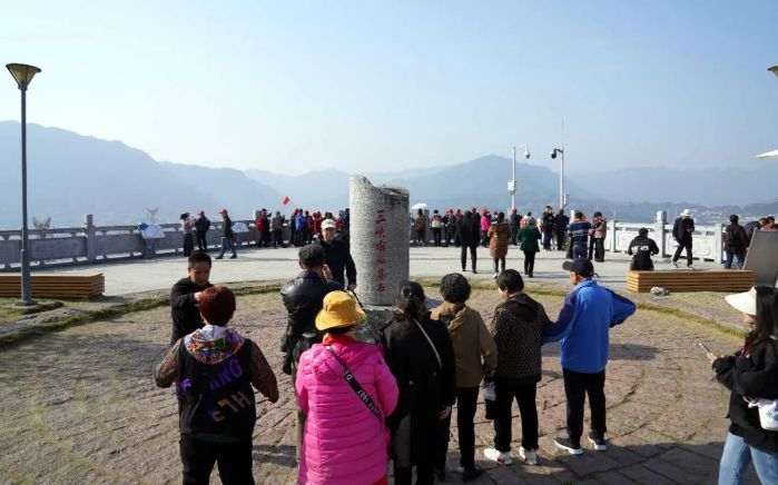 ▲ 游客在坛子岭照相留念 摄影：陈旋