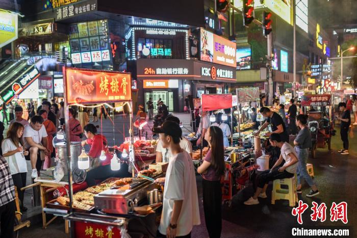 资料图：长沙美食摊。郑晓光 摄