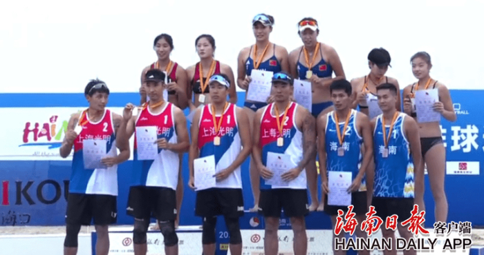 　　图为海南沙排男队（前排右一右二）在奖台上。资料图