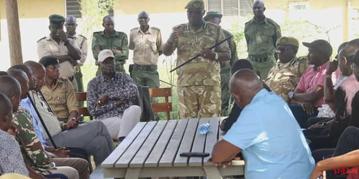 ↑肯尼亚野生动物保护局组织当地村民和政府官员进行讨论