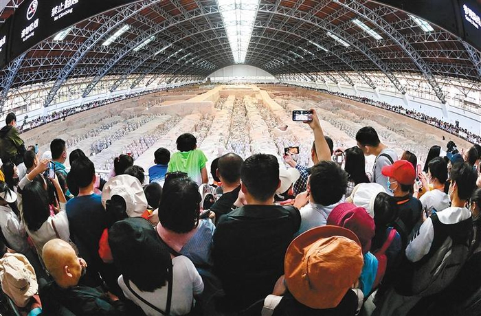 游客在秦始皇帝陵博物院参观游览（资料图片） 通讯员张天柱 首席记者李明 摄