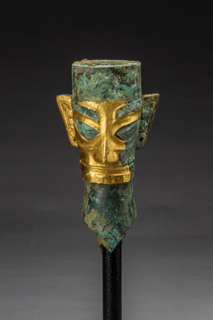 戴金面罩青铜人头像