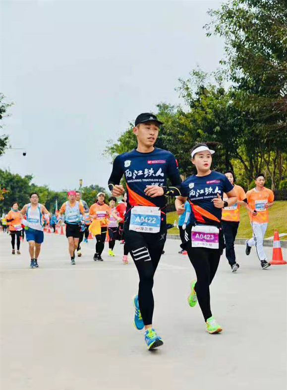 陈玥岑与胡婷婷一起参加马拉松比赛。受访者供图 华龙网发