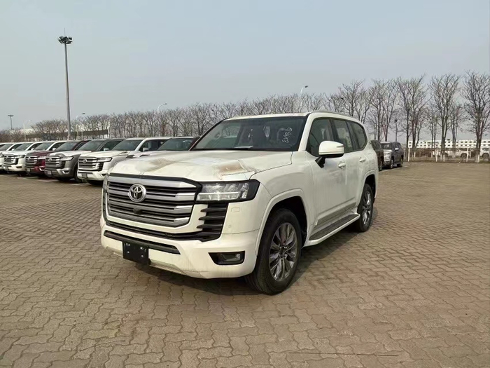 积灰的兰德酷路泽LC300 | 受访者供图