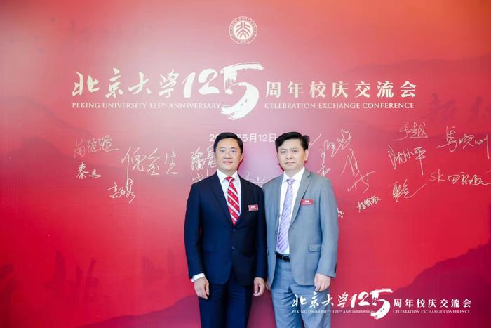 戴德梁行大中华区行政总裁赵锦权（左）、北京公司副总经理胡峰（右）