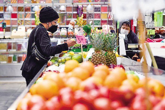 在美国加州洛杉矶市中心，一位顾客在中央市场购买农产品。