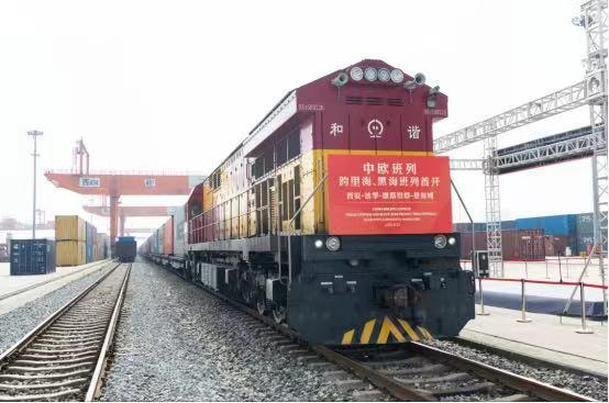 中欧班列长安号跨里海、黑海班列从西安国际港站首发。记者 崔春华摄