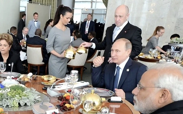↑2015年，普京接待印度总理莫迪时，普里戈津为大家上菜
