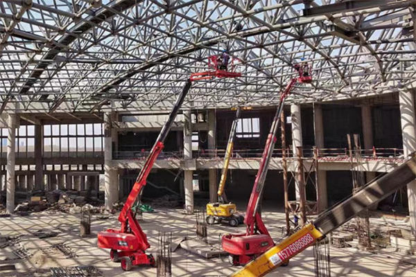 哈尔滨冰雪大世界四季冰雪项目配套工程建设现场。