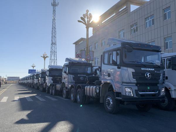 停靠在巴克图口岸前的汽车，这些汽车在通关后将发往中亚、欧洲。记者 孙少雄 摄