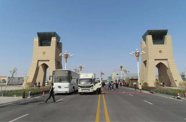 中哈霍尔果斯国际边境合作中心已经开始恢复了往日的热闹。摄影/钱小岩