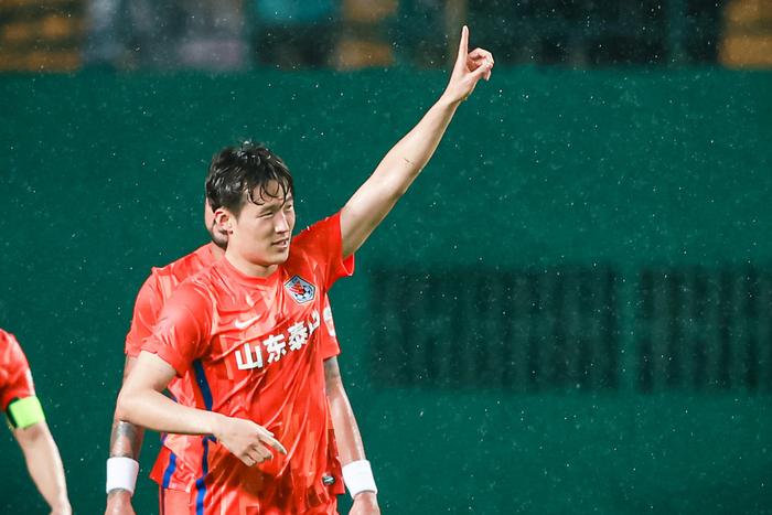 ↑2021中超联赛第3轮，代表山东泰山队的孙准浩庆祝进球。图据IC photo