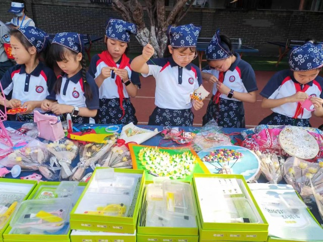 巴川小学学生展示课程建设成果。学校供图