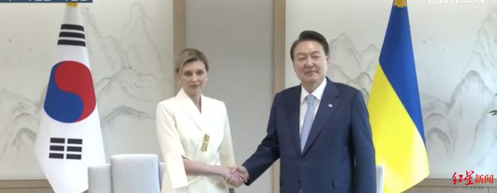 ↑乌克兰总统夫人叶莲娜·泽连斯卡娅和韩国总统尹锡悦