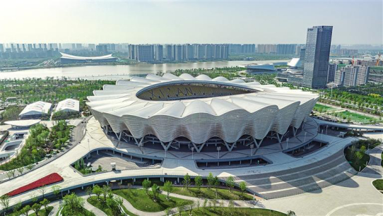 西安奥体中心体育场宛如一朵石榴花。 记者 肖阳熠摄