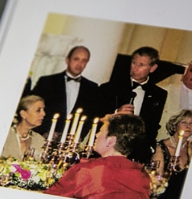 ↑2003年，普京接待查尔斯时，普里戈津站在查尔斯身后