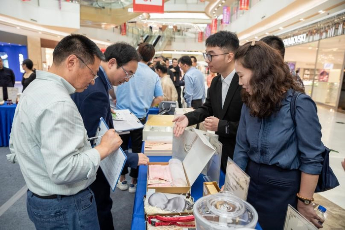 鄞州区“2023年特色产品伴手礼”评选活动现场。