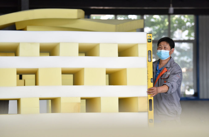 定州市天华体育用品有限公司车间内工人在工作，该公司是北京2022年冬奥会移动式安全防护垫供应商。记者 王晓 摄