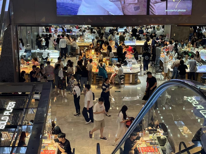 热闹的水贝黄金市场/时代周报记者摄