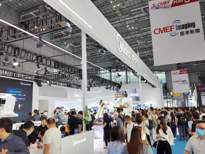 当前，国产医疗器械企业创新热情高涨，不断向高端市场迈进。图为第87届中国国际医疗器械（春季）博览会现场。