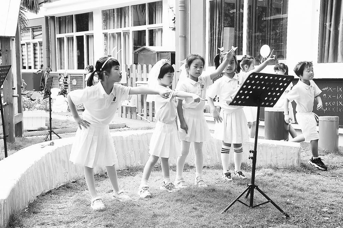 荔城区第三实验小学学生在“哈哈园”自由活动。何晋生 摄