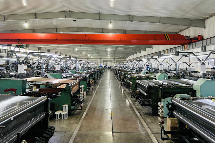 安平县一丝网生产企业车间内，丝网织机有序排列。记者 刘桃熊 摄