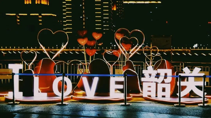 △夜幕降临，百年东街的店铺灯火通明。