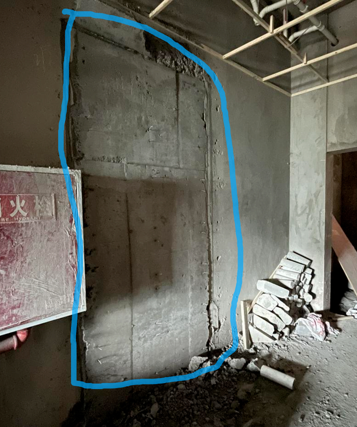 ↑被敲掉后恢复的剪力墙（圈内部分）