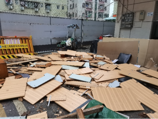 楼下空地散落大量废弃木板