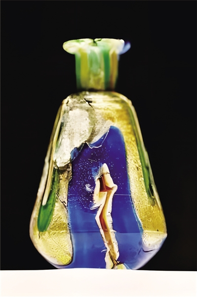 “丝路琉光——从地中海到长安的古代玻璃艺术展”上展出的金带装饰瓶