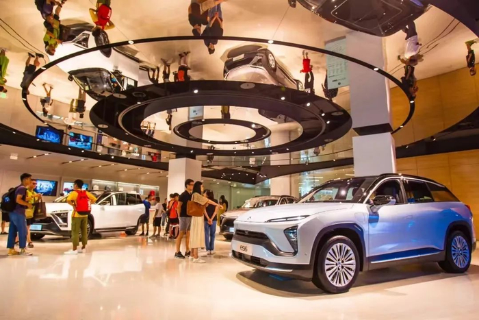 蔚来汽车上海中心旗舰店内展出的蔚来新车型es6（摄于2019年8月）（ 高育文 摄/ 视觉中国 供图）