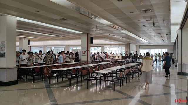 ▲四川大学江安校区武汉大学华中风味窗口排队等候就餐的学生