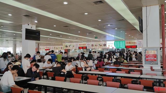 ▲四川大学江安校区大连理工大学东北风味窗口排队等候就餐的学生