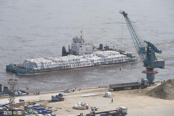 2021年05月28日，黑龙江黑河，载有1000吨大豆的俄罗斯货船抵达黑河口岸码头。