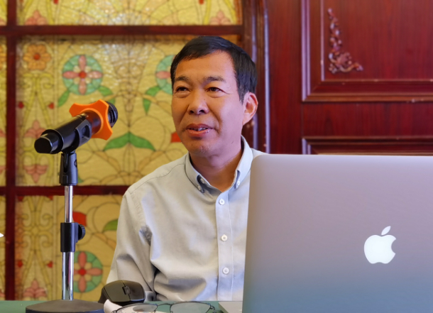 图为江苏铭朗董事长高志斗汇报项目开发与应用情况。