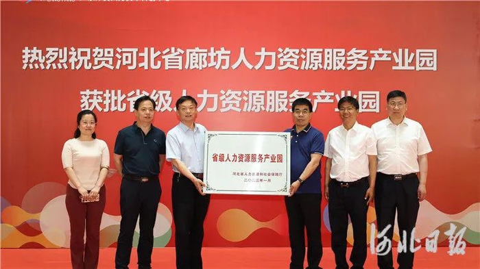 授牌仪式现场。通讯员丁嘉亦摄