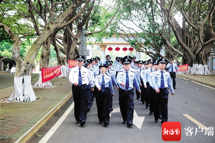 　陈旭（前排左一）带队训练。府城戒毒所供图