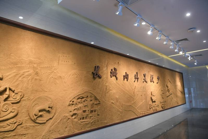 延庆博物馆入口的 “长城内外是故乡”浮雕。新京报记者 王颖 摄
